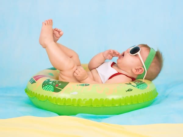 Bébé avec des lunettes de soleil dans une bouée